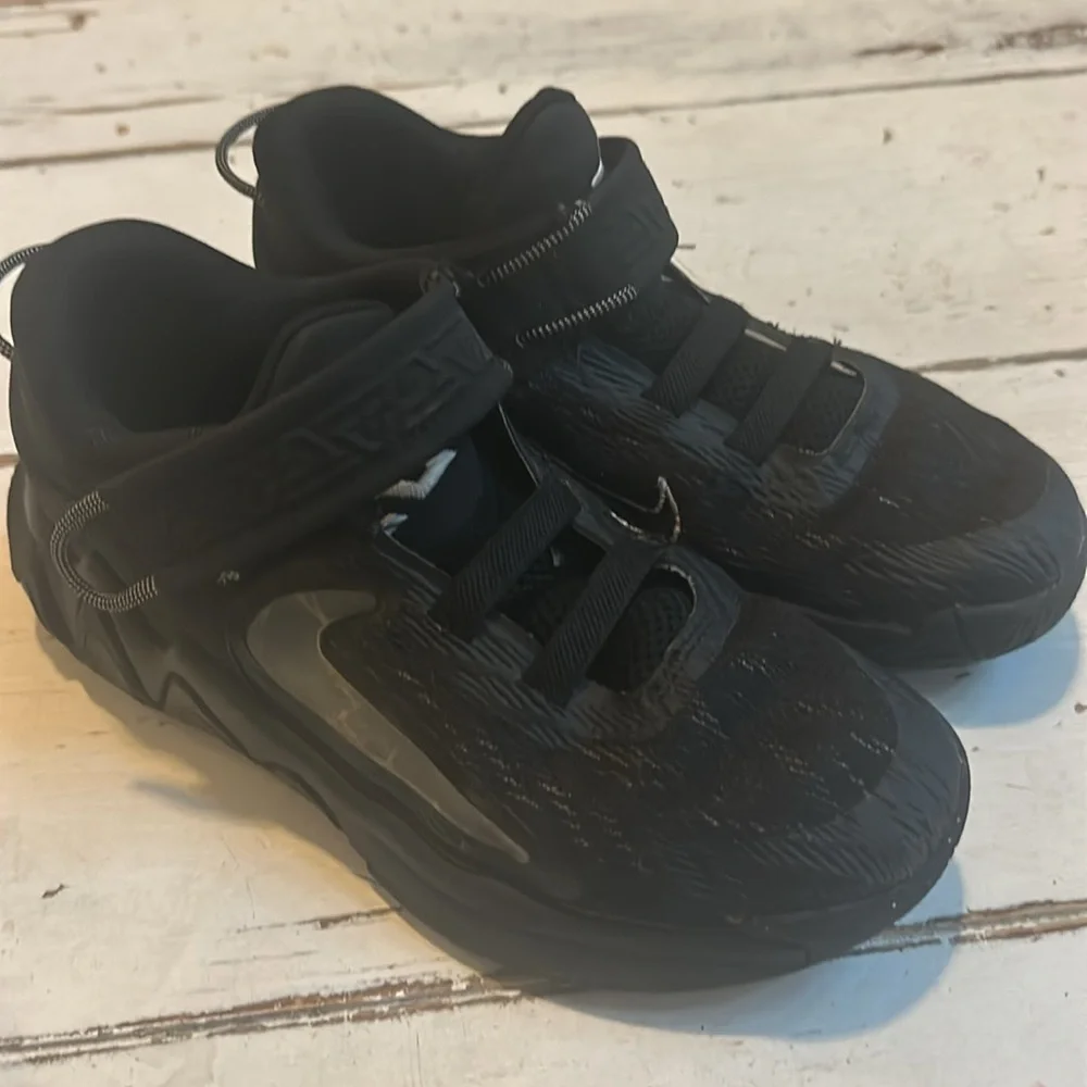 Nike black youth size 2.5 basketball shoes - Picture 3 of 7
